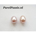 Parels roze zoetwater meest 9mm-10mm  x  11mm druppel prijs per paar, half geboord  y