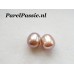 Parels roze zoetwater meest 9mm-10mm  x  11mm druppel prijs per paar, half geboord  y